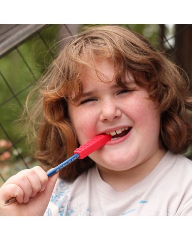 ein Mädchen, das auf einem roten Brick-Stiftaufsatz kaut