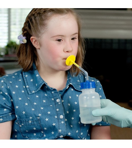 Cip-Kup drinking set with controlled liquid flow