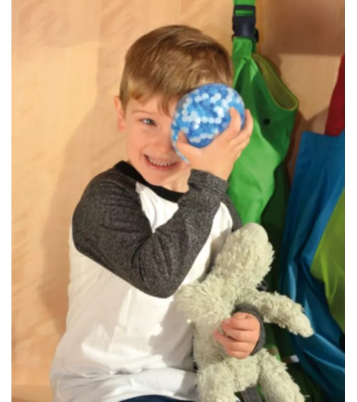 Kindergartenkind kühlt seinen Kopf mit dem Sensorikball Trösterchen