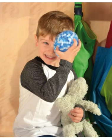 Kindergartenkind kühlt seinen Kopf mit dem Sensorikball Trösterchen