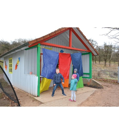 Construire des grottes avec des tissus colorés
