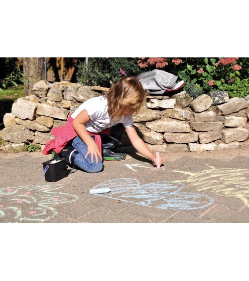 Meisje verft de straten kleurrijk